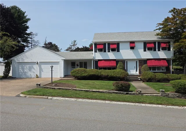 Photo 3 of Single family home for sale at 10 Surrey Ln, Lincoln, RI 02865 | MLS# 1420389 | Listing updated on 2026-10-22