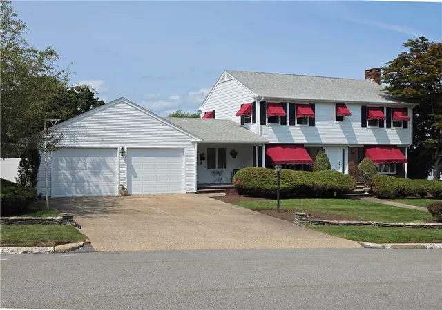 Photo 3 of Single family home for sale at 10 Surrey Ln, Lincoln, RI 02865 | MLS# 1420389 | Listing updated on 2026-10-04