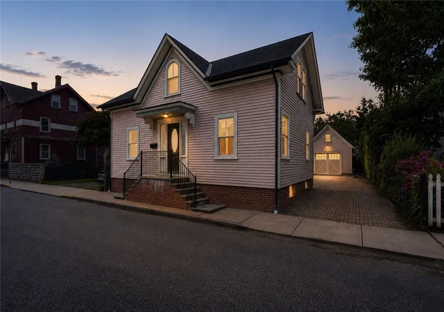 Photo 1 of Single family home for sale at 21 Elm St, Newport, RI 02840 | MLS# 1421104 | Listing updated on 2026-09-13