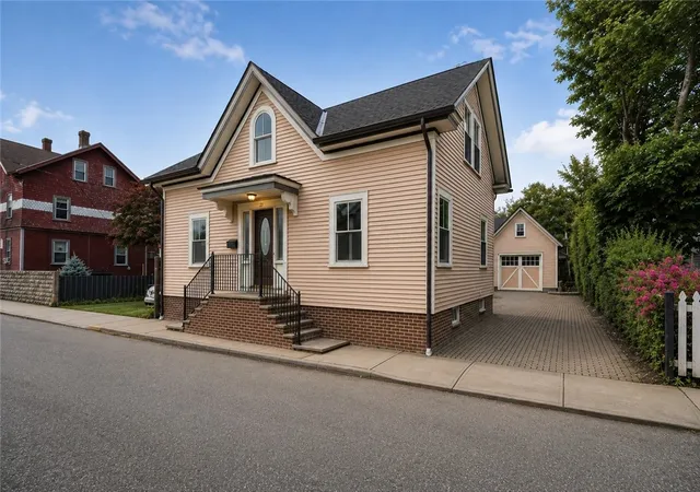 Photo 2 of Single family home for sale at 21 Elm St, Newport, RI 02840 | MLS# 1421104 | Listing updated on 2026-09-13