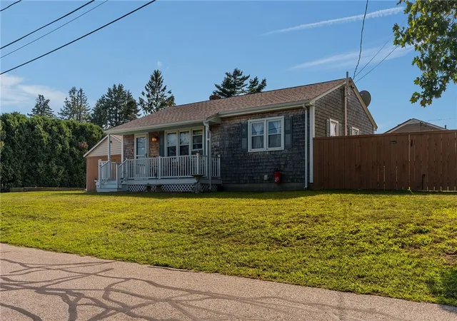 Photo 3 of Single family home for sale at 7 Thurston Ave, Portsmouth, RI 02871 | MLS# 1421224 | Listing updated on 2026-09-20