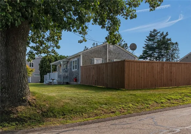 Photo 4 of Single family home for sale at 7 Thurston Ave, Portsmouth, RI 02871 | MLS# 1421224 | Listing updated on 2026-09-20