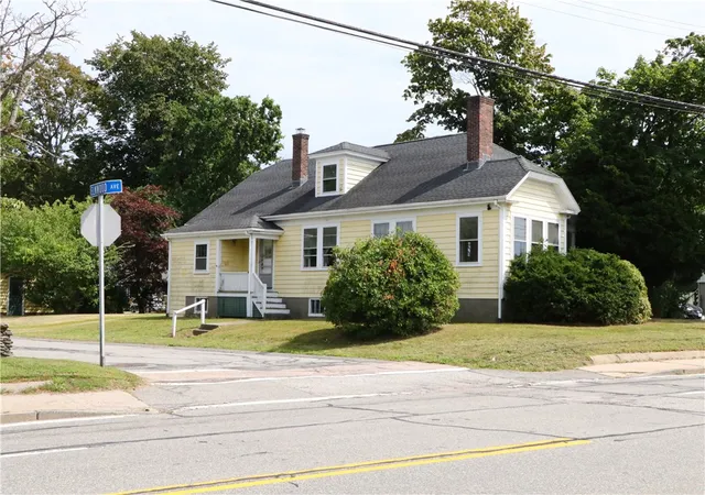 Photo 2 of Single family home for sale at 283 West Main Rd, Middletown, RI 02842 | MLS# 1421270 | Listing updated on 2026-09-06