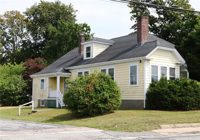 Photo 3 of Single family home for sale at 283 West Main Rd, Middletown, RI 02842 | MLS# 1421270 | Listing updated on 2026-09-06
