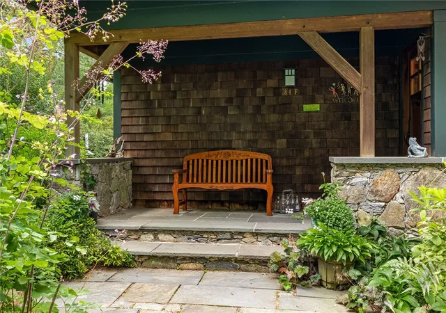 Photo 4 of Single family home for sale at 84 Barbers Pond Rd, South Kingstown, RI 02892 | MLS# 1417953 | Listing updated on 2026-10-07