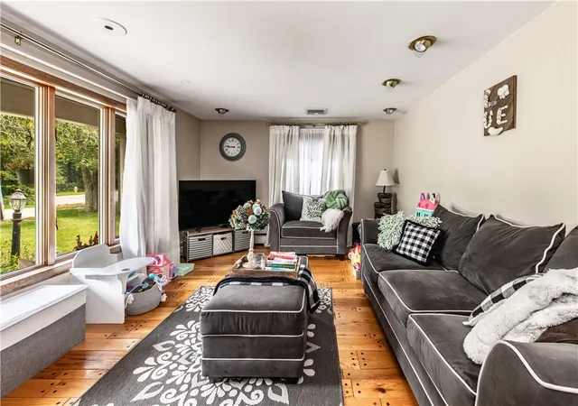 Photo 4 of Single family home for sale at 136 Jenckes Hill Rd, Lincoln, RI 02865 | MLS# 1421303 | Listing updated on 2026-10-01