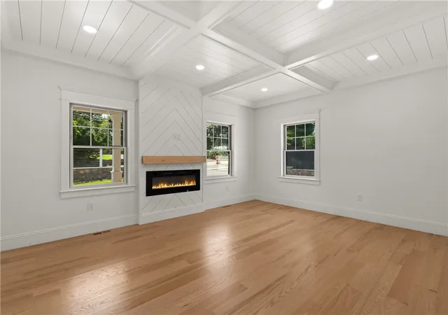 Photo 3 of Single family home for sale at 95 W Main Rd, Portsmouth, RI 02871 | MLS# 1421269 | Listing updated on 2026-09-09