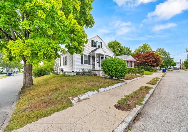 Photo 3 of Single family home for sale at 39 Bolton Ave, Providence, RI 02908 | MLS# 1421536 | Listing updated on 2026-09-12