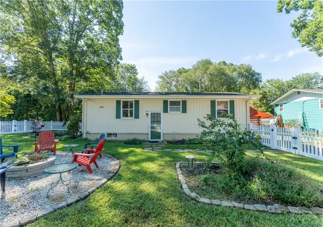 Photo 3 of Single family home for sale at 4 Wake Robin Trl, Saunderstown, RI 02874 | MLS# 1421677 | Listing updated on 2026-09-12