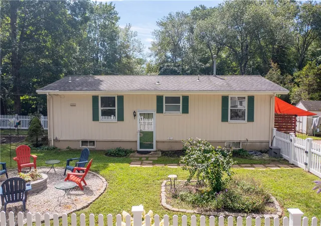 Photo 3 of Single family home for sale at 4 Wake Robin Trl, Saunderstown, RI 02874 | MLS# 1421677 | Listing updated on 2026-09-12