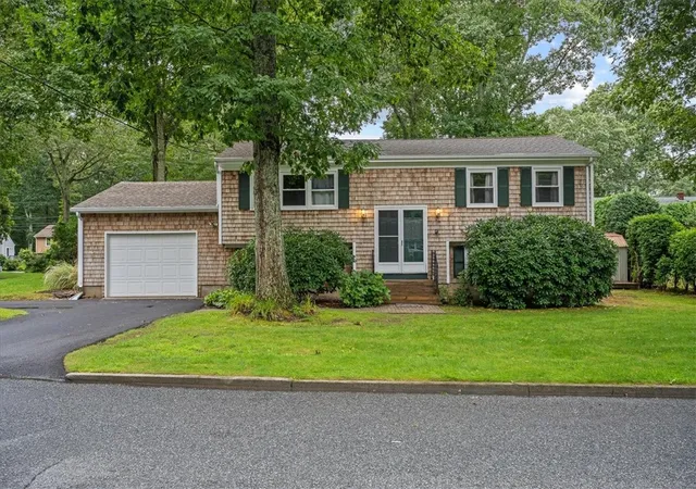Photo 1 of Single family home for sale at 10 Bow Run, Narragansett, RI 02874 | MLS# 1421541 | Listing updated on 2026-09-14