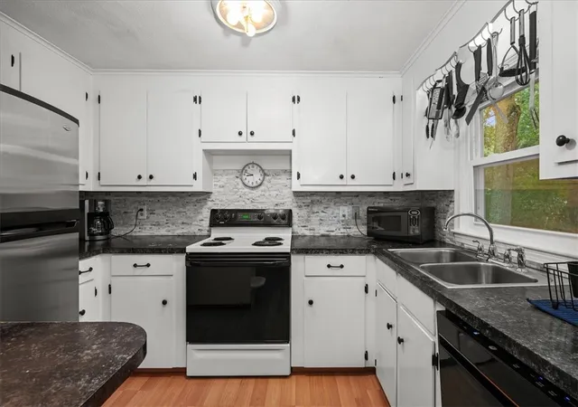 Photo 4 of Single family home for sale at 10 Bow Run, Narragansett, RI 02874 | MLS# 1421541 | Listing updated on 2026-09-14