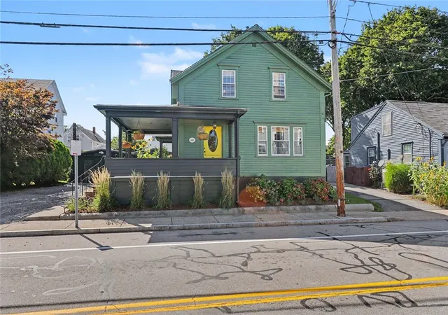 Photo 3 of Sale Pending at 307 Main St, Warren, RI 02885 | MLS# 1422422 | Listing updated on 2026-10-01
