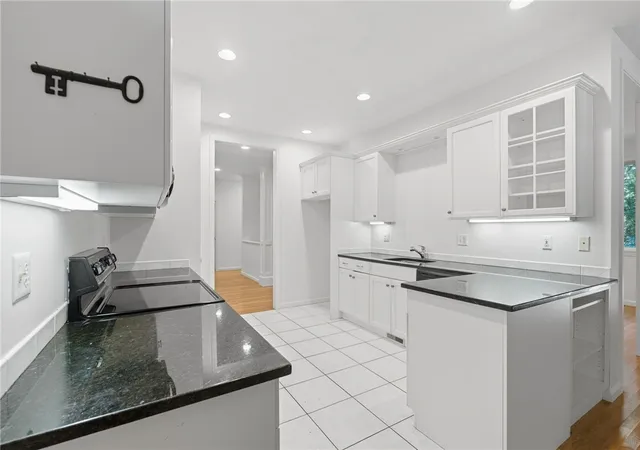 Photo 3 of Condo for sale at 170 Pine Glen Dr, East Greenwich, RI 02818 | MLS# 1422745 | Listing updated on 2026-09-14