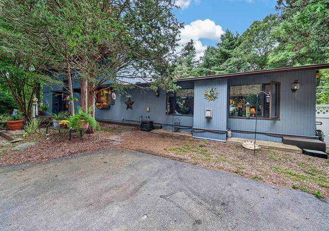 Photo 1 of Single family home for sale at 42 Seabreeze Dr, North Kingstown, RI 02852 | MLS# 1422712 | Listing updated on 2026-09-20