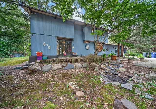 Photo 3 of Single family home for sale at 42 Seabreeze Dr, North Kingstown, RI 02852 | MLS# 1422712 | Listing updated on 2026-09-20