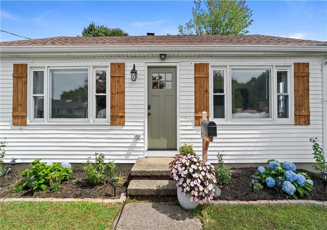Photo 3 of Sale Pending at 38 Fairfield Ct, Warwick, RI 02889 | MLS# 1422718 | Listing updated on 2026-09-20