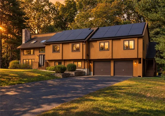 Photo 1 of Single family home for sale at 8 Robin Dr, North Kingstown, RI 02852 | MLS# 1422839 | Listing updated on 2026-09-11
