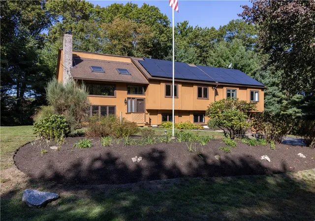Photo 2 of Single family home for sale at 8 Robin Dr, North Kingstown, RI 02852 | MLS# 1422839 | Listing updated on 2026-09-11