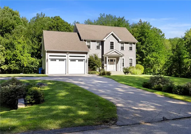 Photo 3 of Single family home for sale at 34 E Lantern Rd, Lincoln, RI 02865 | MLS# 1423057 | Listing updated on 2026-10-18