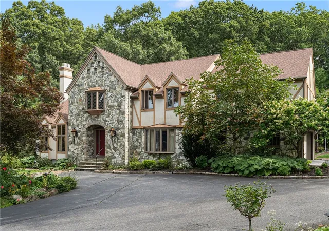 Photo 2 of Single family home for sale at 2 Lancers Ln, Lincoln, RI 02865 | MLS# 1422584 | Listing updated on 2026-10-05