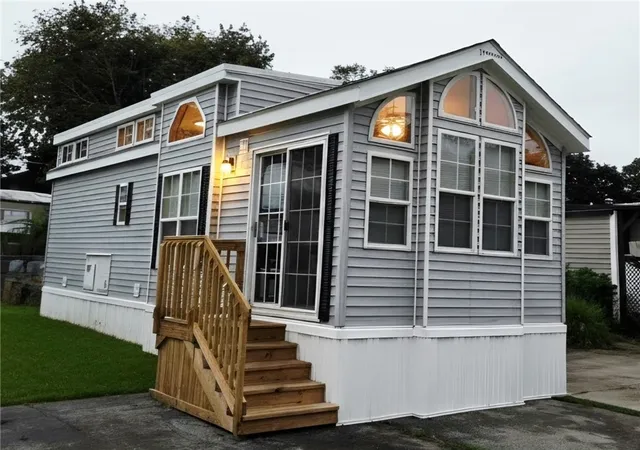 Photo 2 of Single family home for sale at 17 Stelhanie Dr, Pawtucket, RI 02860 | MLS# 1423370 | Listing updated on 2026-09-15