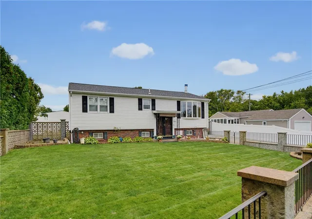 Photo 3 of Single family home for sale at 11 Old Barrington Rd, Riverside, RI 02915 | MLS# 1424809 | Listing updated on 2026-10-14