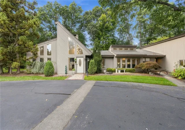 Photo 3 of Single family home for sale at 2 Elden Ct, Lincoln, RI 02865 | MLS# 1424970 | Listing updated on 2026-10-19