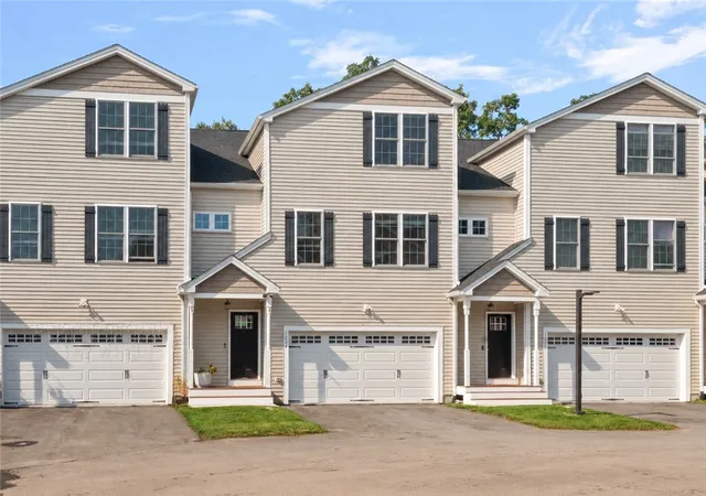 Condo for sale at 1204 Hunting Hl Dr, Cumberland, RI 02864 | MLS# 1425194