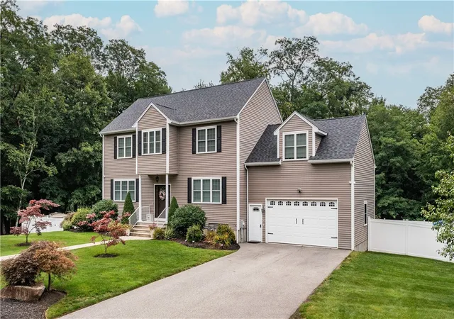 Photo 2 of Single family home for sale at 8 Winterberry Rd, Lincoln, RI 02865 | MLS# 1425362 | Listing updated on 2026-10-16