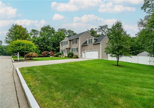 Photo 3 of Single family home for sale at 8 Winterberry Rd, Lincoln, RI 02865 | MLS# 1425362 | Listing updated on 2026-10-16