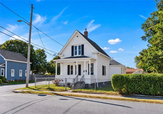 Photo 2 of Single family home for sale at 30 Read St, Riverside, RI 02915 | MLS# 1425397 | Listing updated on 2026-10-22