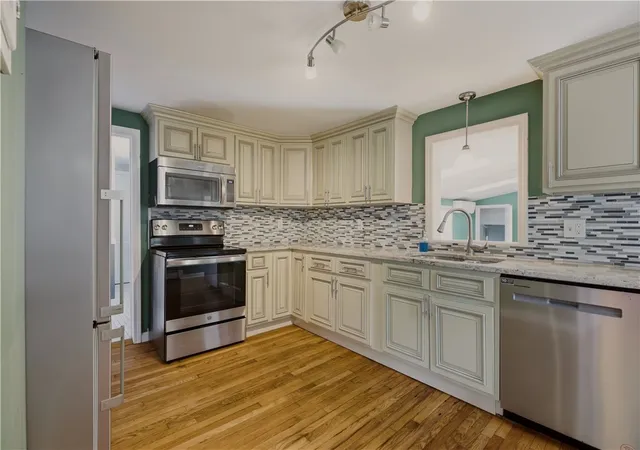Photo 3 of Single family home for sale at 21 King Rd, Tiverton, RI 02878 | MLS# 1425583 | Listing updated on 2026-10-19