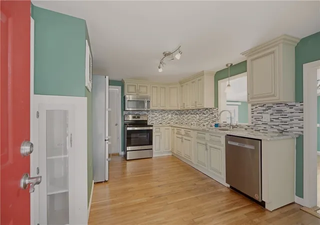 Photo 4 of Single family home for sale at 21 King Rd, Tiverton, RI 02878 | MLS# 1425583 | Listing updated on 2026-10-19