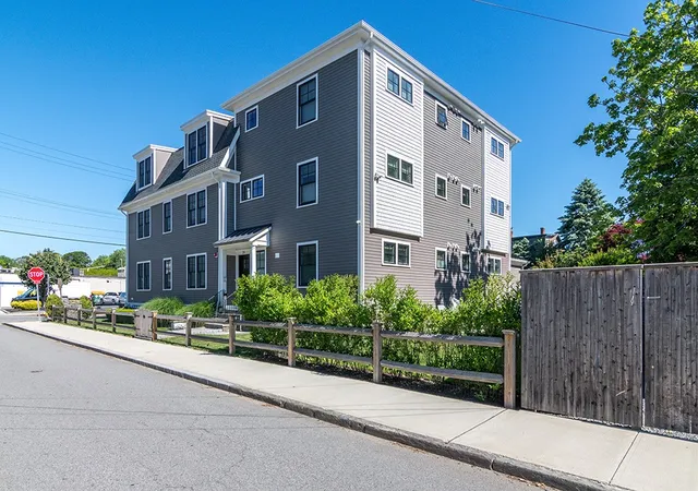 Photo 4 of Condo for sale at 20 E Bowery St #1A, Newport, RI 02840 | MLS# 1425943 | Listing updated on 2026-10-17