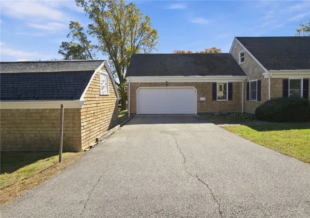 Photo 3 of Single family home for sale at 32 Bliss Mine Rd, Middletown, RI 02842 | MLS# 1426079 | Listing updated on 2026-10-18