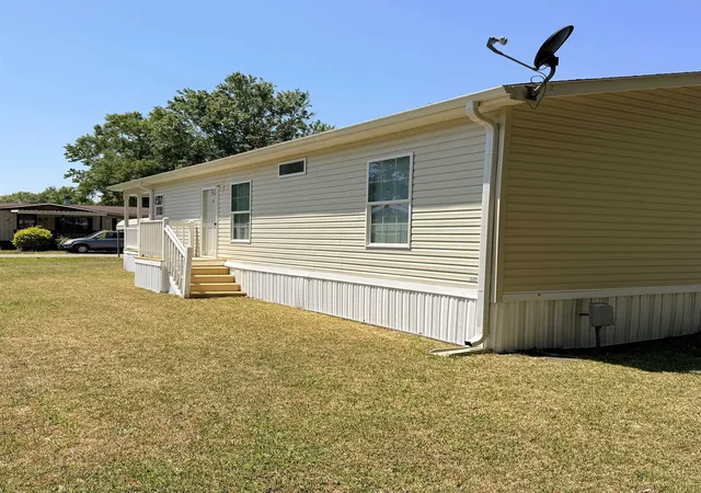 Photo 3 of Manufactured home for sale at 95 Crooked Is Cir, Murrells Inlet, SC 29576 | MLS# 2610672 | Listing updated on 2026-09-02