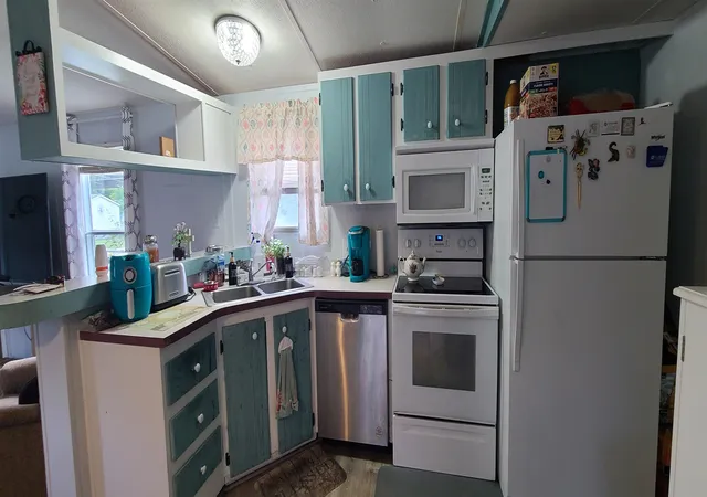 Photo 4 of Manufactured home for sale at 9 Crooked Is Cir, Murrells Inlet, SC 29576 | MLS# 2612349 | Listing updated on 2026-09-04