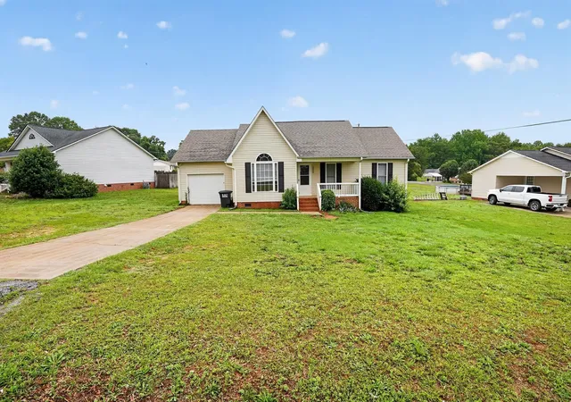 Photo 1 of Single family home for sale at 2202 Rolling Green Rd, Anderson, SC 29621 | MLS# 2613789 | Listing updated on 2026-09-04
