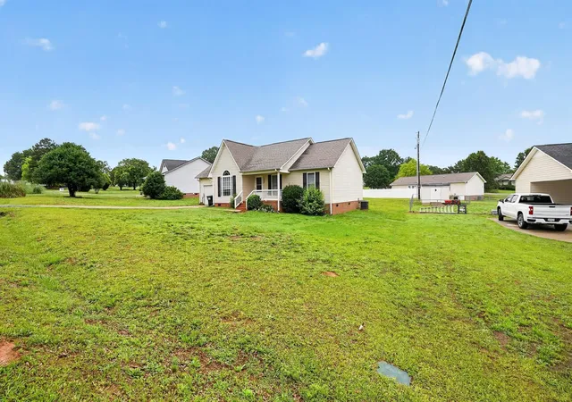 Photo 3 of Single family home for sale at 2202 Rolling Green Rd, Anderson, SC 29621 | MLS# 2613789 | Listing updated on 2026-09-04