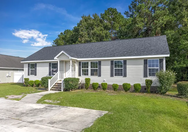 Photo 3 of Single family home for sale at 405 Overcrest St, Myrtle Beach, SC 29579 | MLS# 2618850 | Listing updated on 2026-10-22