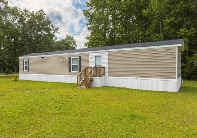 Photo 2 of Manufactured home for sale at 301 Allison Ct, Conway, SC 29526 | MLS# 2619854 | Listing updated on 2026-09-22