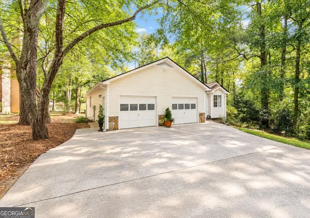 Photo 2 of Single family home for sale at 1004 Lakeview Pkwy, Villa Rica, GA 30180 | MLS# 10844556 | Listing updated on 2026-09-11