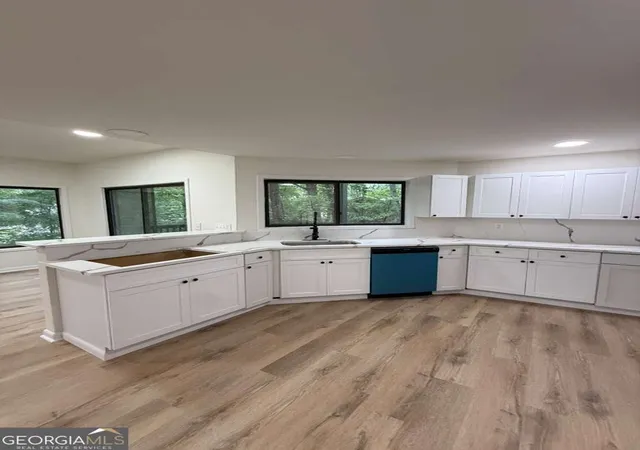 Photo 4 of Single family home for sale at 352 N Peak Dr, Alpharetta, GA 30022 | MLS# 10837498 | Listing updated on 2026-09-15