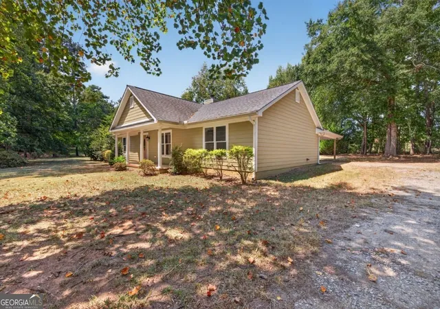 Photo 2 of Single family home for sale at 138 Lakeshore Cir Ne, Milledgeville, GA 31061 | MLS# 10840934 | Listing updated on 2026-09-19