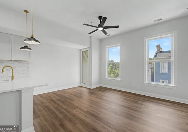 Listing Photo 4 - Condo for sale in building located at 302 Lorch St, Savannah, GA 31401 - Unit #204