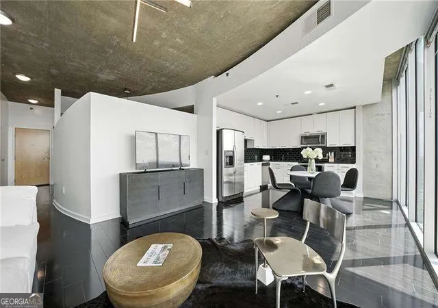 Listing Photo 4 - Condo for sale in building located at 3324 Peachtree Rd, Atlanta, GA 30326 - Unit #1712