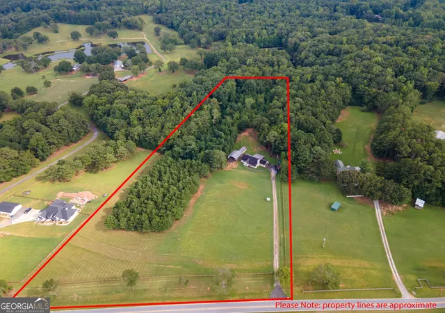 Single family home for sale at 971 Bo Bo Banks Rd, Grantville, GA 30220 | MLS# 10835556