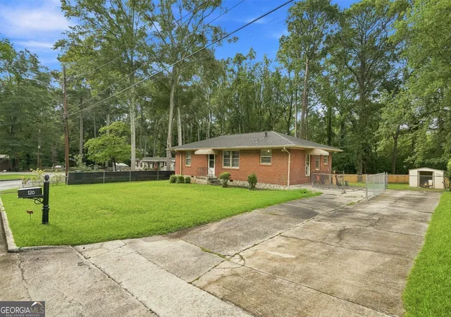 Photo 4 of Single family home for sale at 126 E Mimosa Dr, Jonesboro, GA 30236 | MLS# 10829093 | Listing updated on 2026-09-13