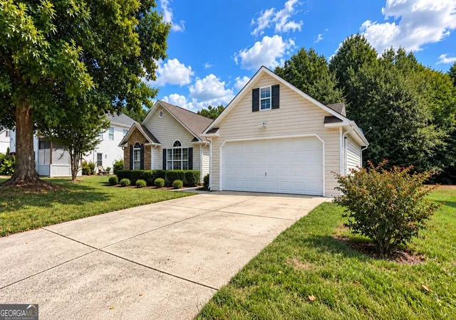Photo 2 of Single family home for sale at 6330 Queensdale Dr, Douglasville, GA 30135 | MLS# 10850289 | Listing updated on 2026-10-08